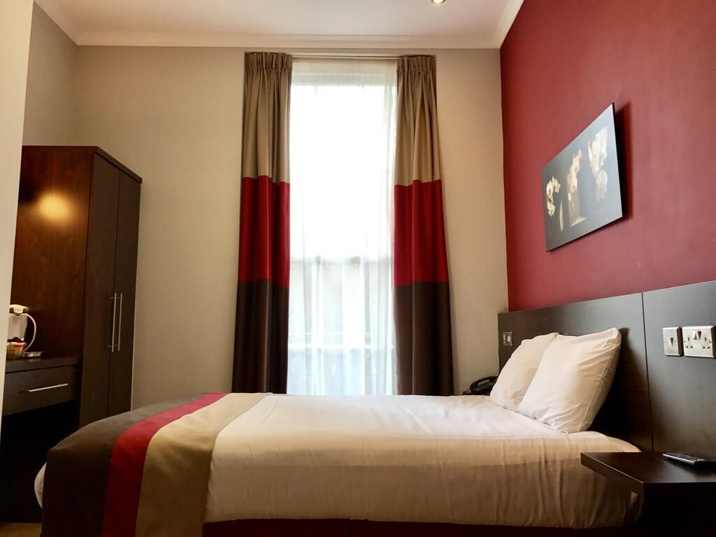 Premium bedding, desk, iron/ironing board, free WiFi