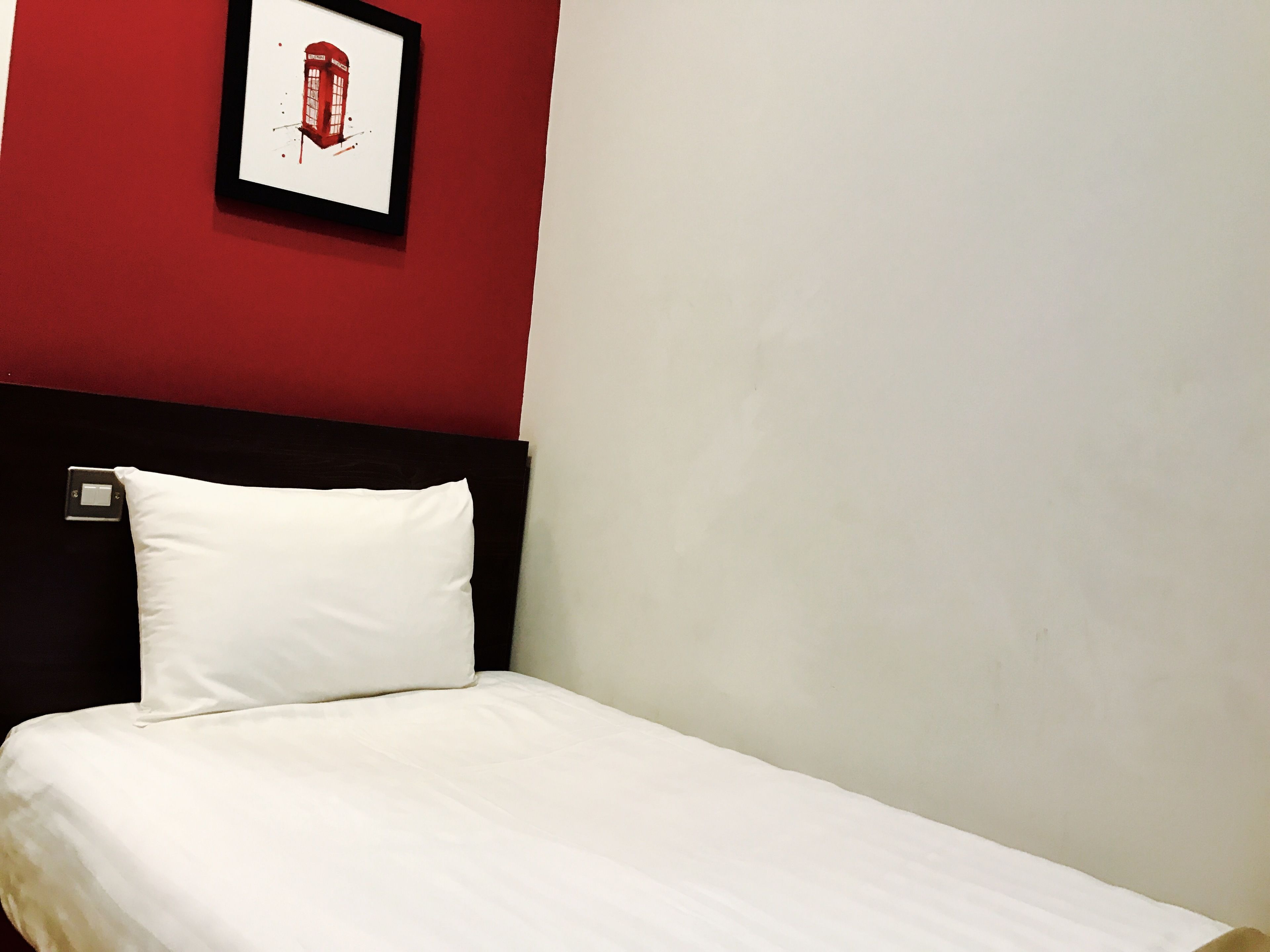 Single Room | Premium bedding, desk, iron/ironing board (on request), WiFi (free)