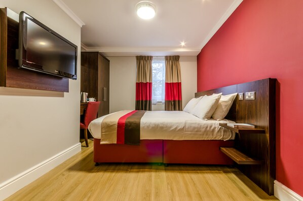 Ylelliset vuodevaatteet, työpöytä, silitysrauta/-lauta, ilmainen Wi-Fi