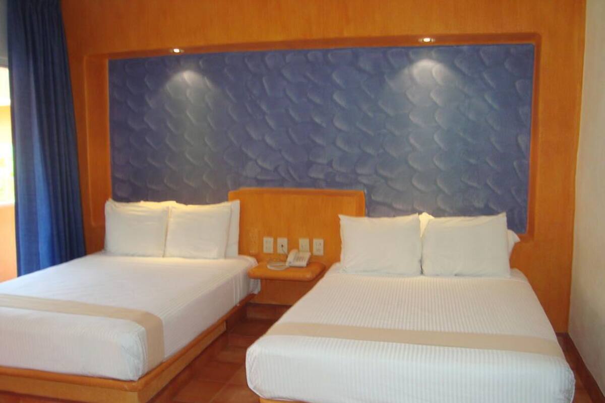 Premium bedding, in-room safe, blackout curtains, free WiFi