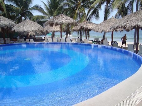 3 piscinas al aire libre, sombrillas. Hotel Villa Mexicana