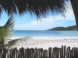 Privatstrand, Liegestühle, Sonnenschirme, Strandtücher