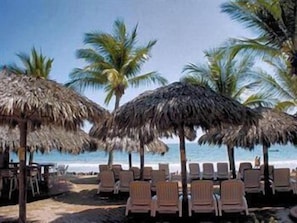 Privatstrand, Liegestühle, Sonnenschirme, Strandtücher