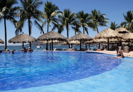 3 piscinas al aire libre, sombrillas. Hotel Villa Mexicana