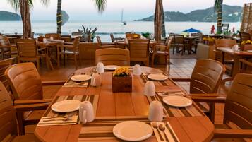Café da manhã, almoço e jantar; culinária mexicana, vistas para o mar