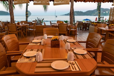 Se sirven desayunos y almuerzos; cocina mexicana; con vista al mar. Hotel Villa Mexicana