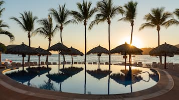 3 buitenzwembaden, parasols voor strand/zwembad