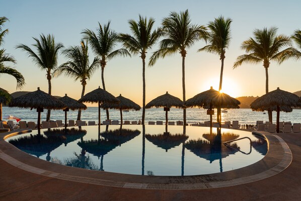 3 buitenzwembaden, parasols voor strand/zwembad