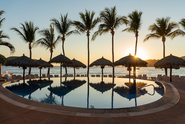 3 piscines extérieures, parasols