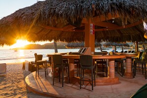 Poolside bar - Hotel Villa Mexicana (Zihuatanejo)