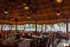 Déjeuner et dîner servis sur place, cuisine mexicaine, vue sur la mer 