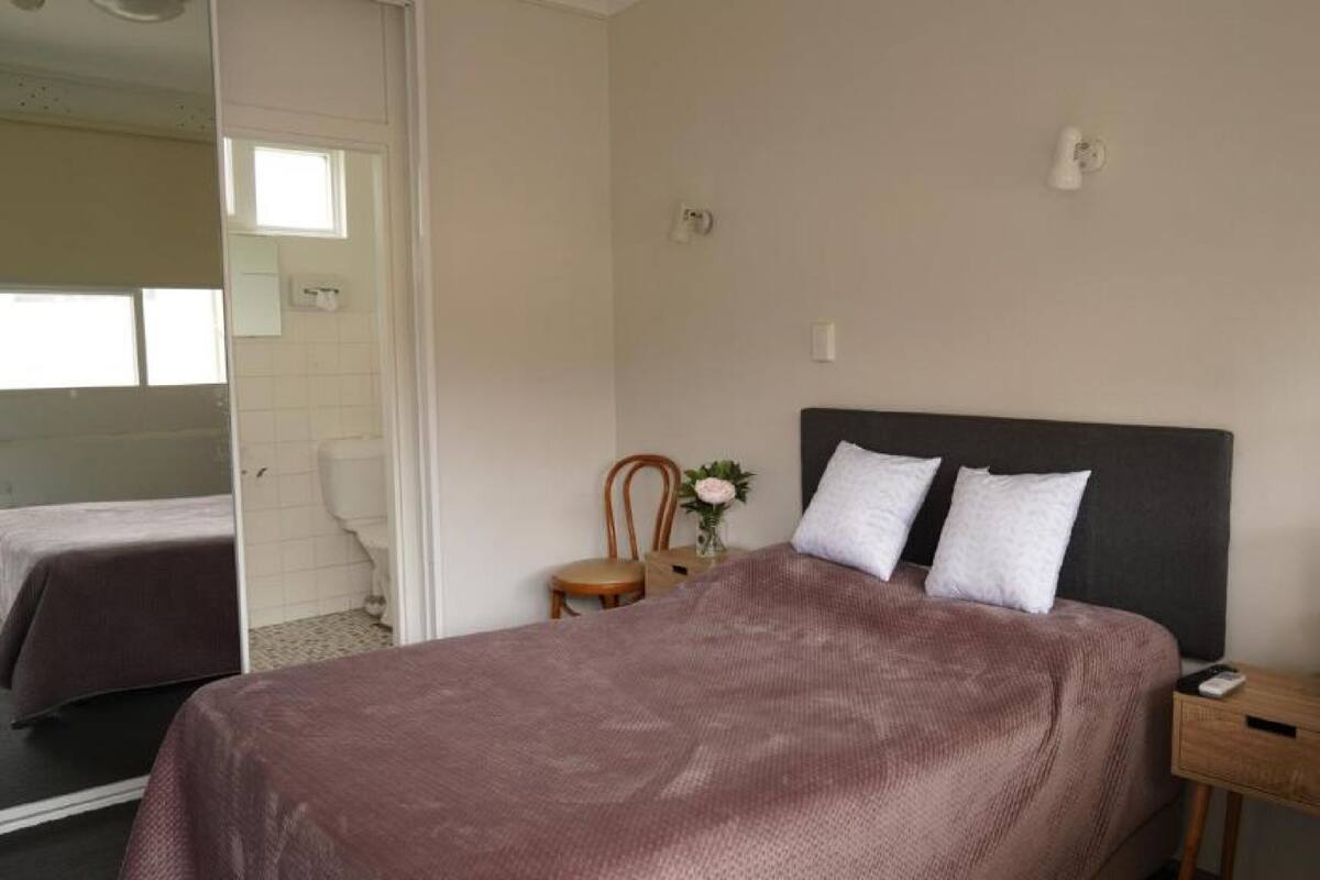 Standard Room (Budget Single) | Desk, iron/ironing board, rollaway beds (surcharge), WiFi (free)