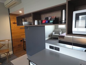 Premium Queen with Kitchenette | Private kitchen - Country Comfort Armidale (Armidale)