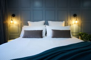 King Suite with Kitchenette | Desk, laptop workspace, blackout curtains, soundproofing - Country Comfort Armidale (Armidale)