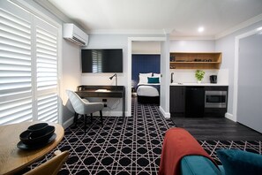 Executive King Suite with Kitchenette | Desk, laptop workspace, blackout curtains, soundproofing - Country Comfort Armidale (Armidale)