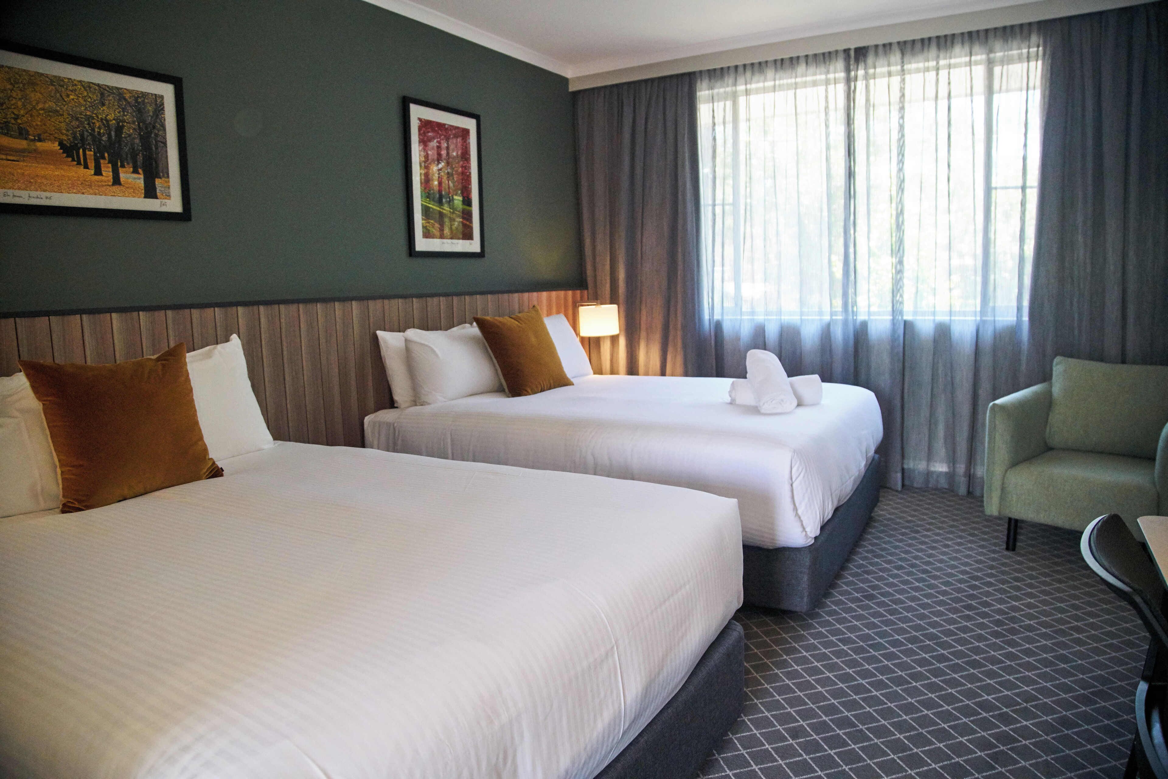 Queen Room | โต๊ะทำงาน, พื้นที่ทำงานแบบใช้แล็ปท็อป, ผ้าม่านกันแสง, ห้องเก็บเสียง