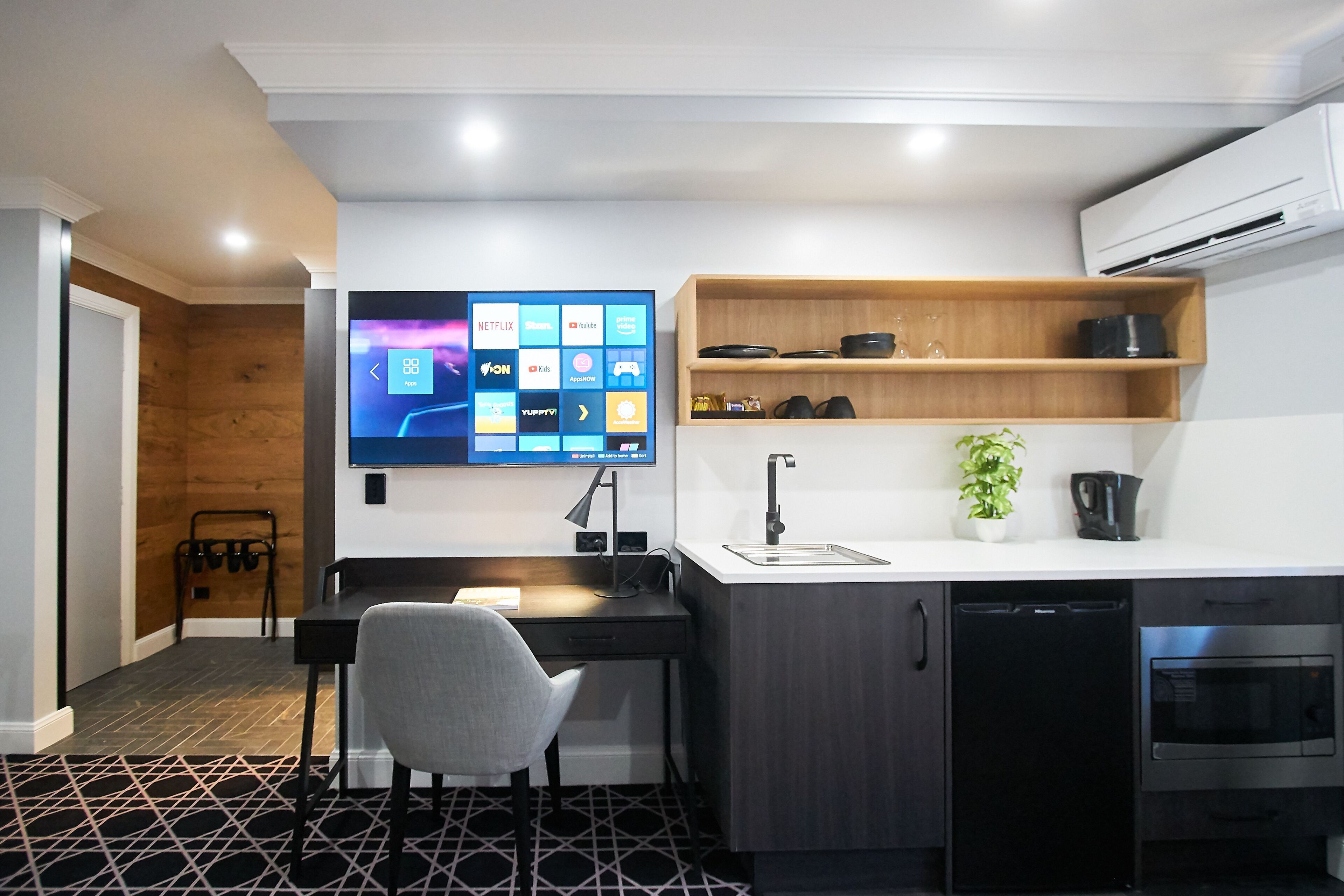 Habitación ejecutiva, cocina básica (King) | Cocina privada | Frigorífico, microondas, cafetera o tetera y hervidor eléctrico