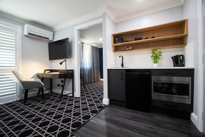 Executive King Suite with Kitchenette | Private kitchen