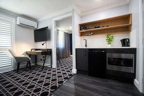 Suite Exécutive, 1 très grand lit, coin cuisine (King) | Cuisine privée | Réfrigérateur, micro-ondes, cafetière/bouilloire, bouilloire électrique