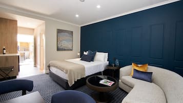 Executive Queen Room | 1 phòng ngủ, bàn, khu vực làm việc phù hợp cho laptop, màn/rèm cản sáng