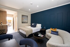 Executive Queen Room | 1 bedroom, desk, laptop workspace, blackout drapes