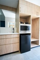 Executive Queen Room | 専用簡易キッチン | 冷蔵庫、電子レンジ、コーヒー / ティーメーカー、電気ポット