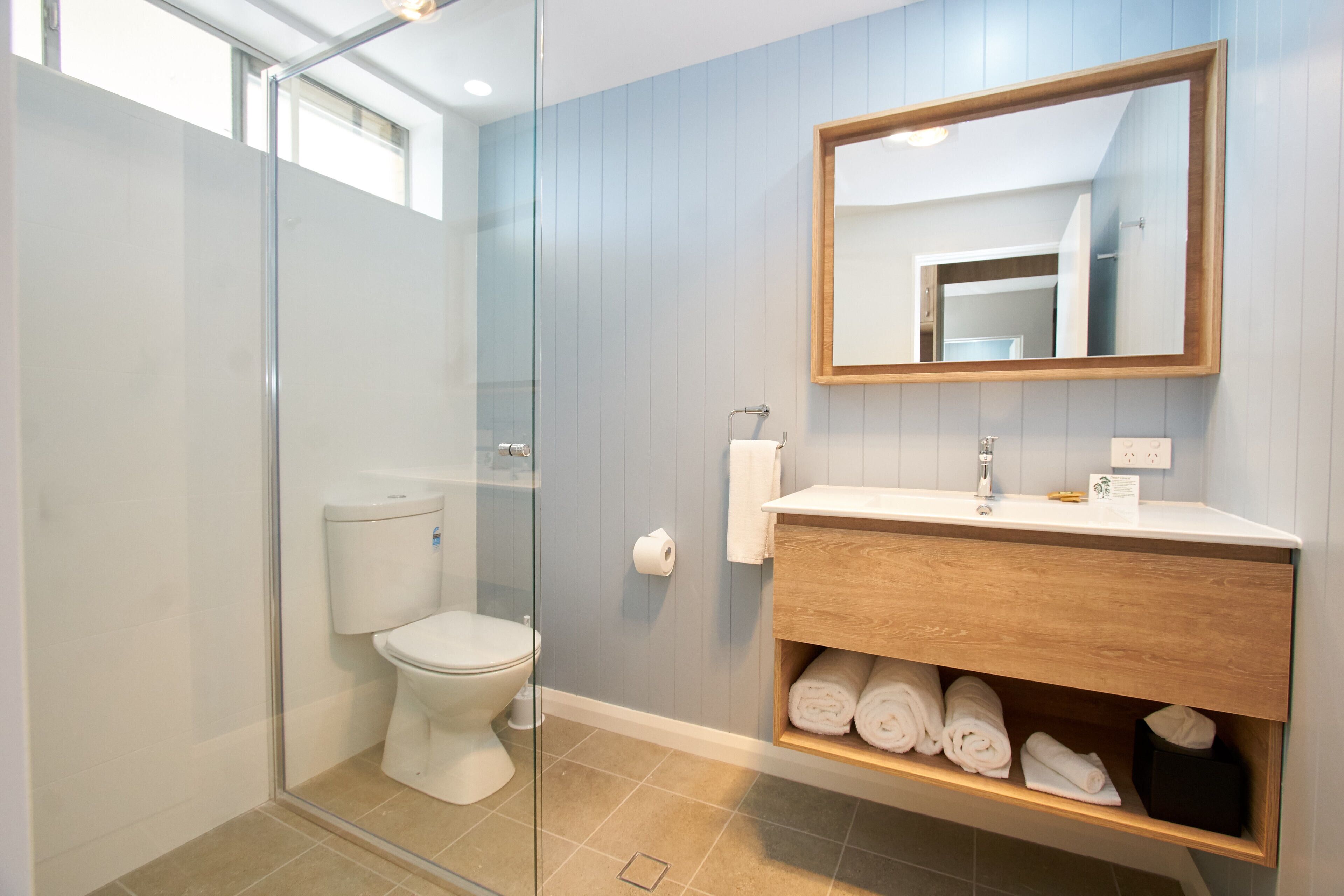 executive queen room | bathroom | shower, hair dryer, towels, soap