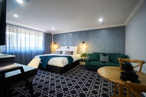 King Suite with Kitchenette | Living area