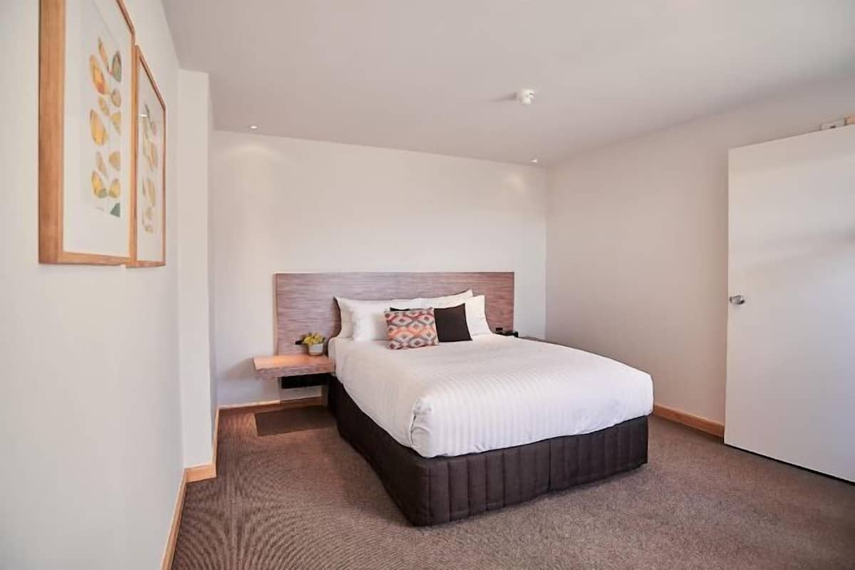 2 bedrooms, premium bedding, minibar, in-room safe