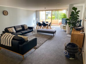 2 Bedroom Family Apartment | Living area | 55-inch Smart TV with cable channels - Salamanca Inn (Battery Point)