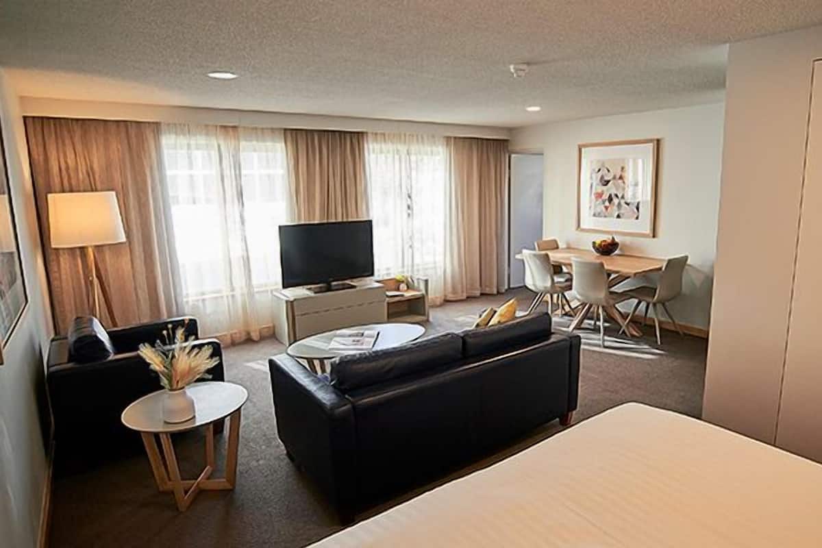 2 bedrooms, premium bedding, minibar, in-room safe