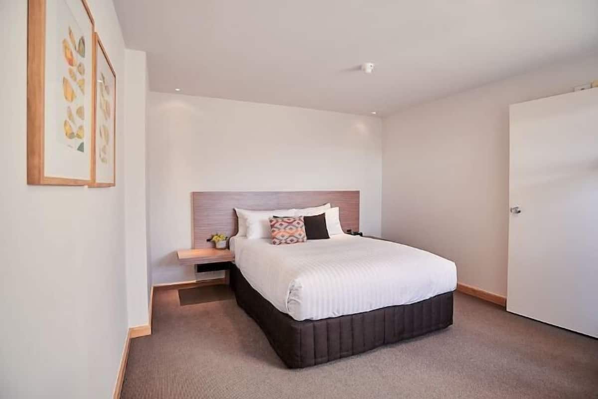 2 bedrooms, premium bedding, minibar, in-room safe
