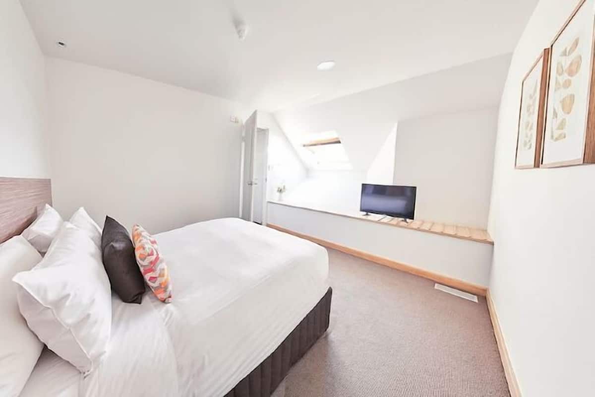 2 bedrooms, premium bedding, minibar, in-room safe