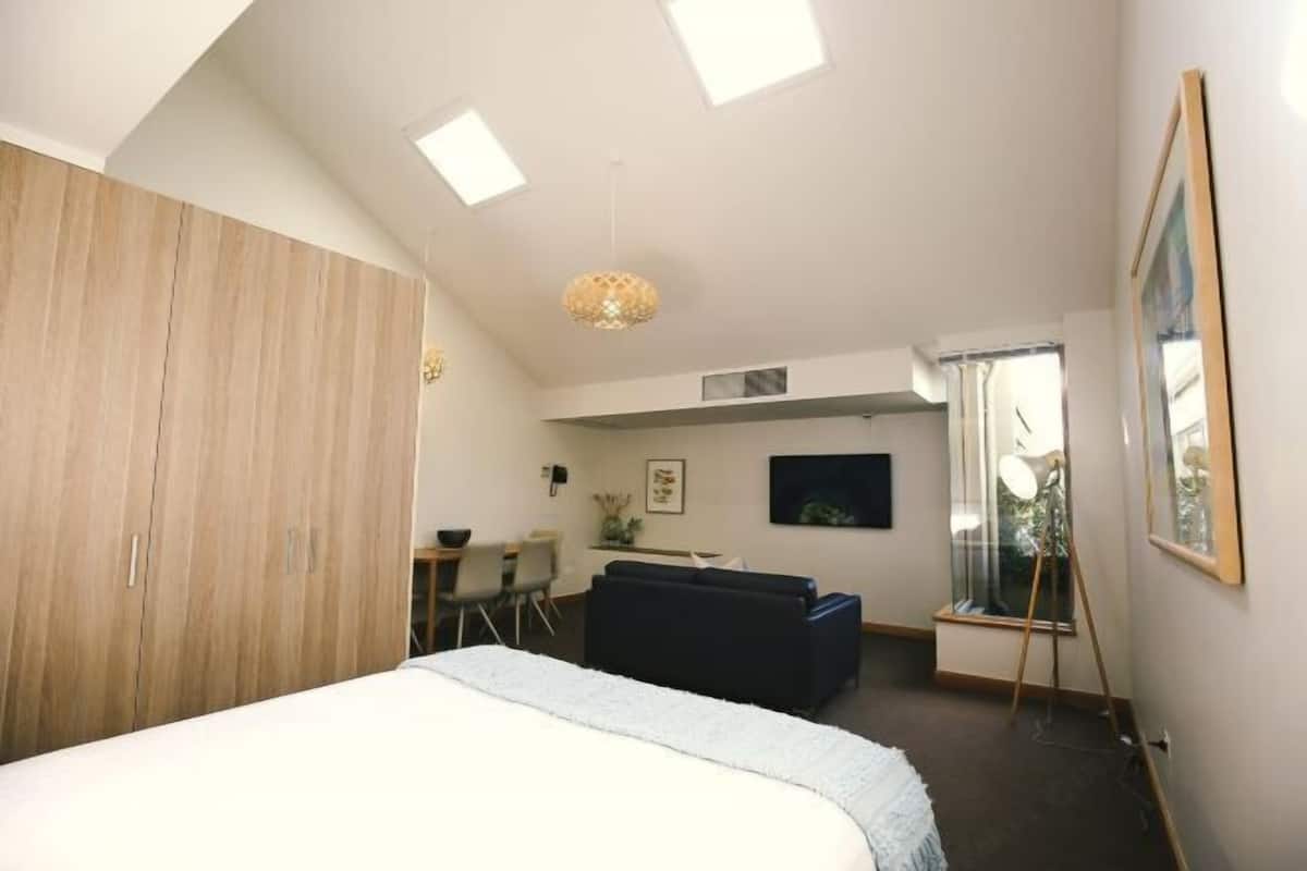 2 bedrooms, premium bedding, minibar, in-room safe