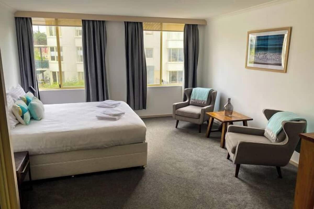 2 bedrooms, premium bedding, minibar, in-room safe