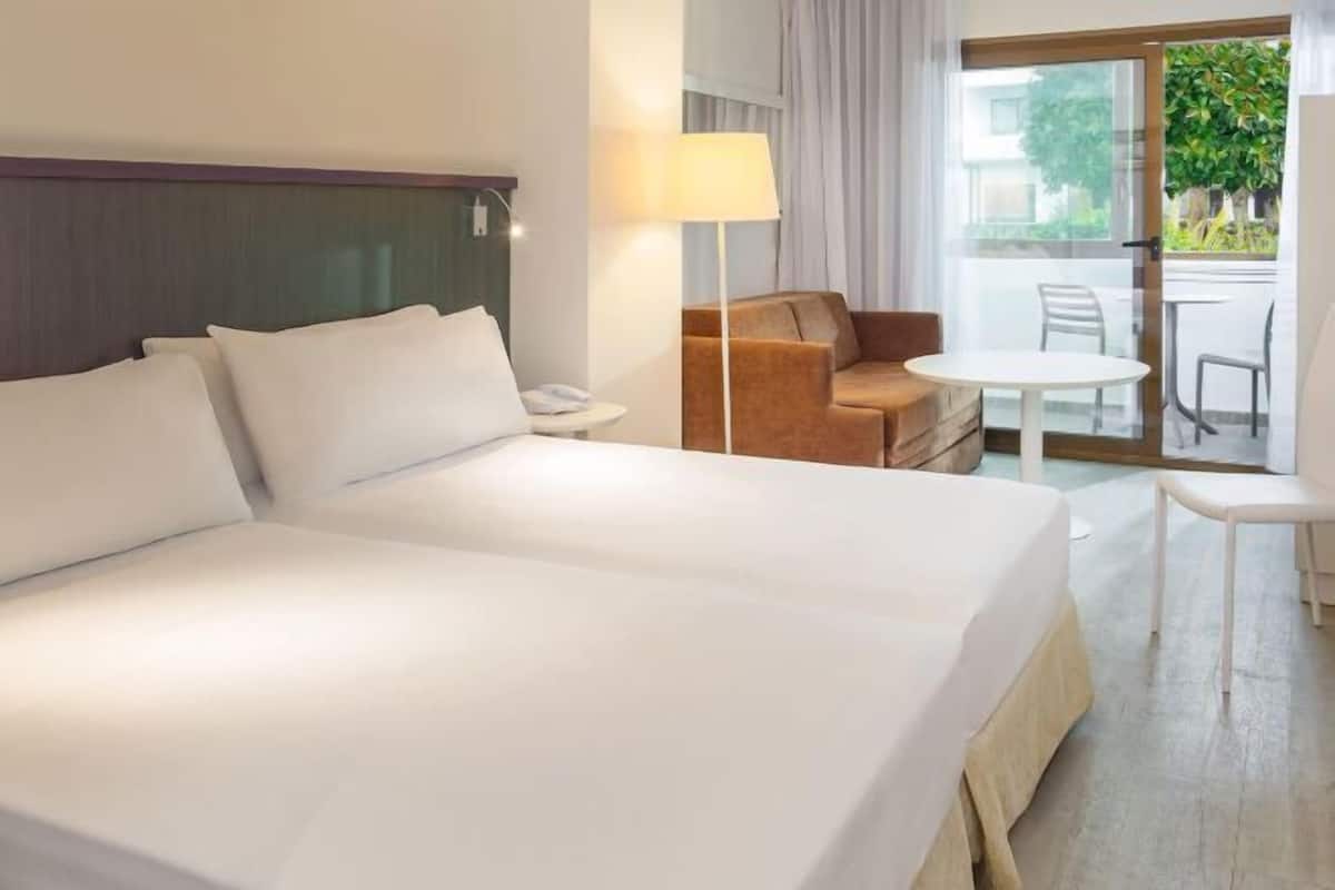 Minibar, in-room safe, desk, free WiFi