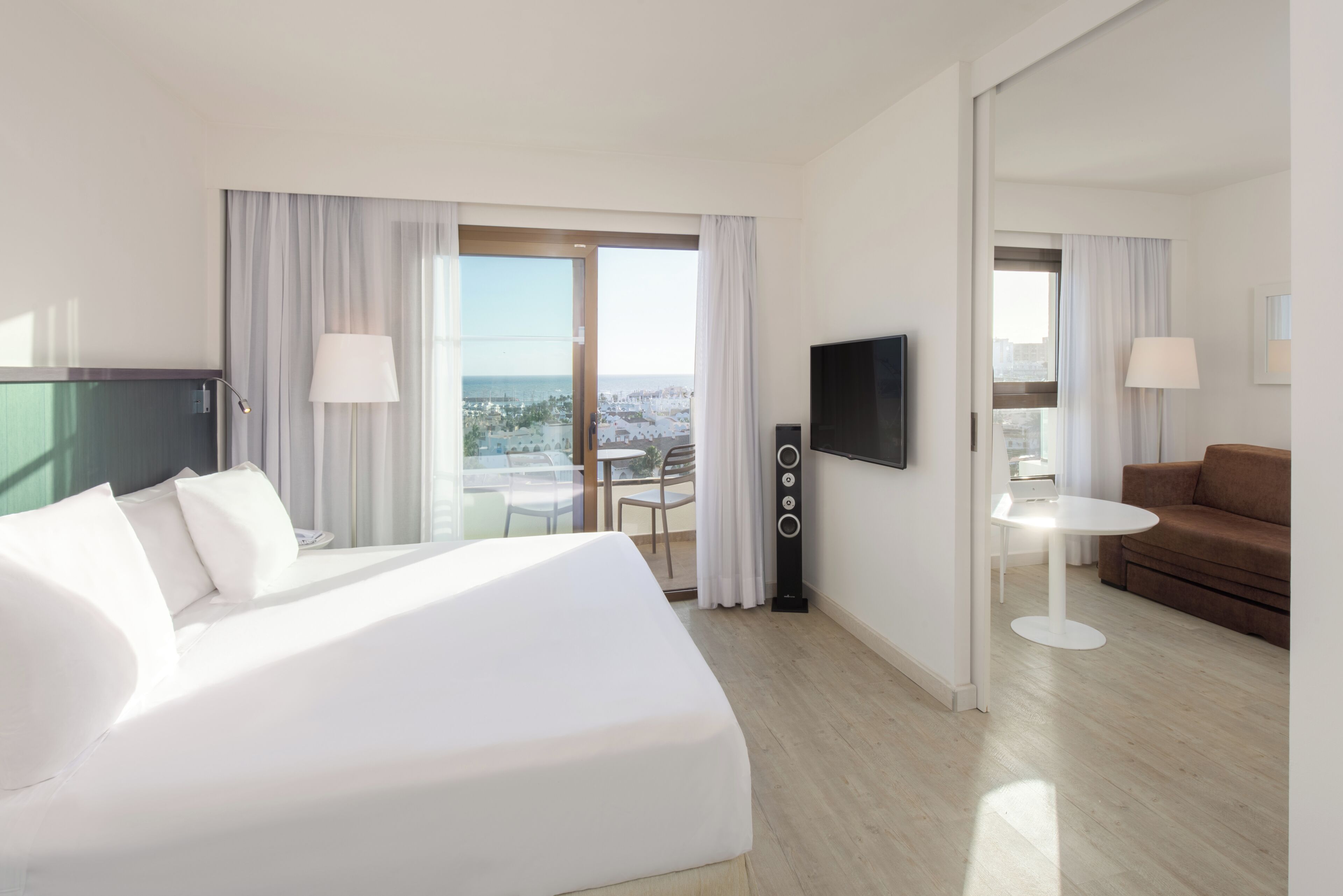 Suite, utsikt mot marina | Minibar, safe på rommet, skrivebord og wi-fi (inkludert)