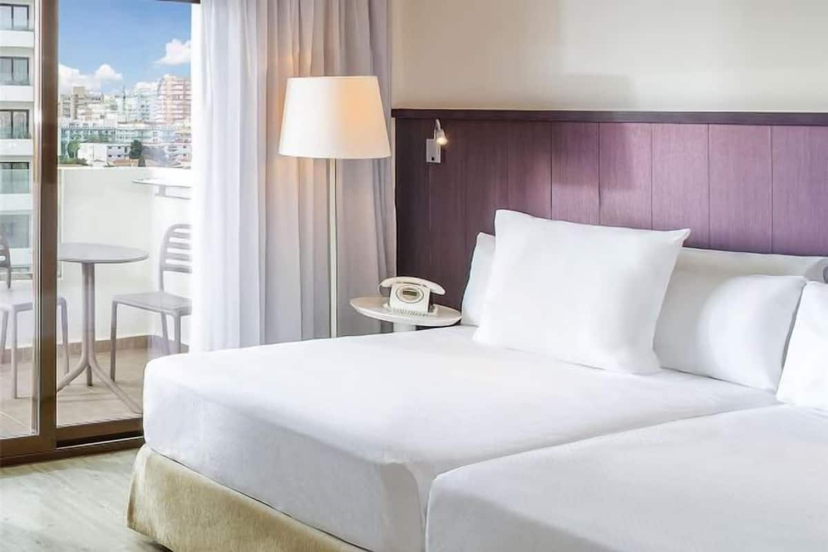 Minibar, värdeförvaringsskåp på rummet, skrivbord och gratis wi-fi