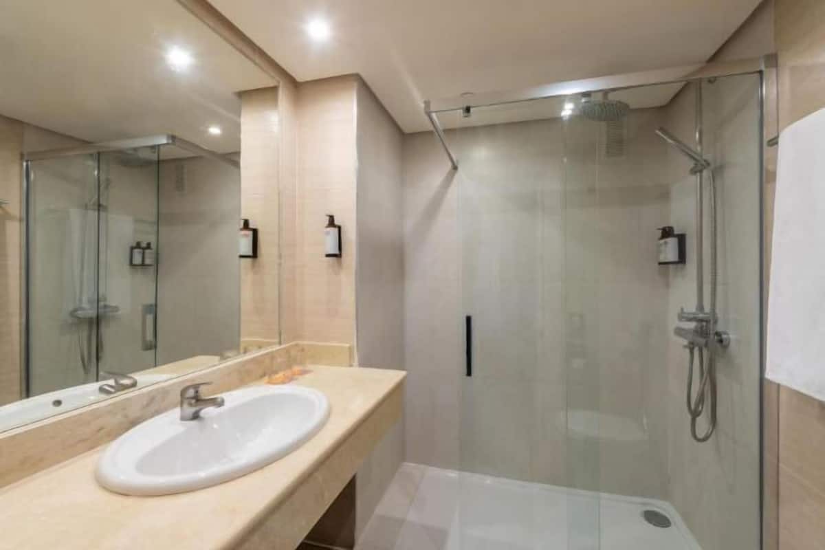 Bathroom | Rainfall showerhead, eco-friendly toiletries, hair dryer, towels