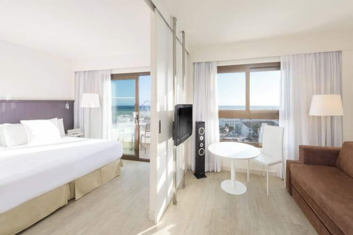 1 bedroom, minibar, in-room safe, desk