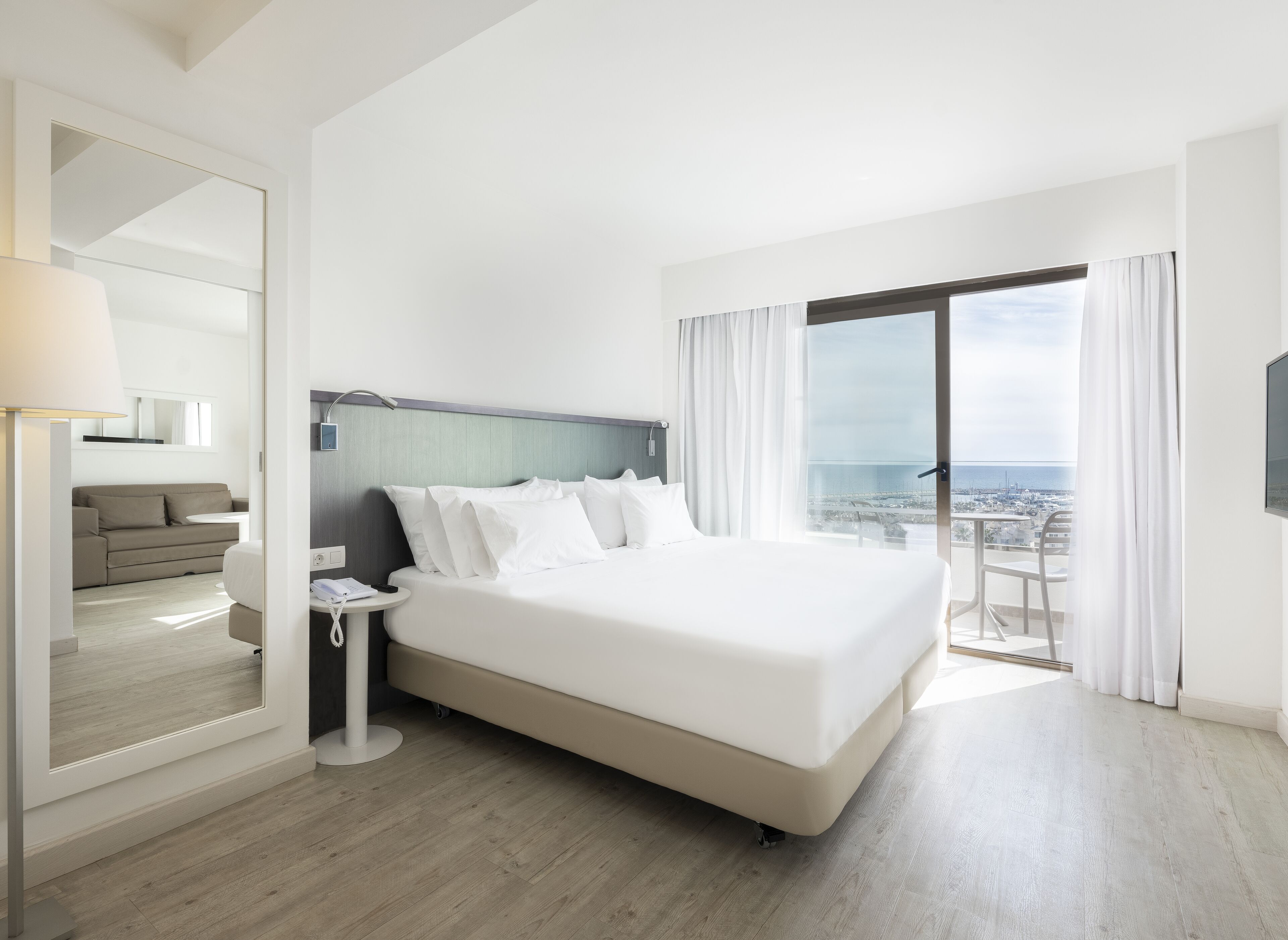 Suite – premium, delvis sjøutsikt | Minibar, safe på rommet, skrivebord og wi-fi (inkludert)