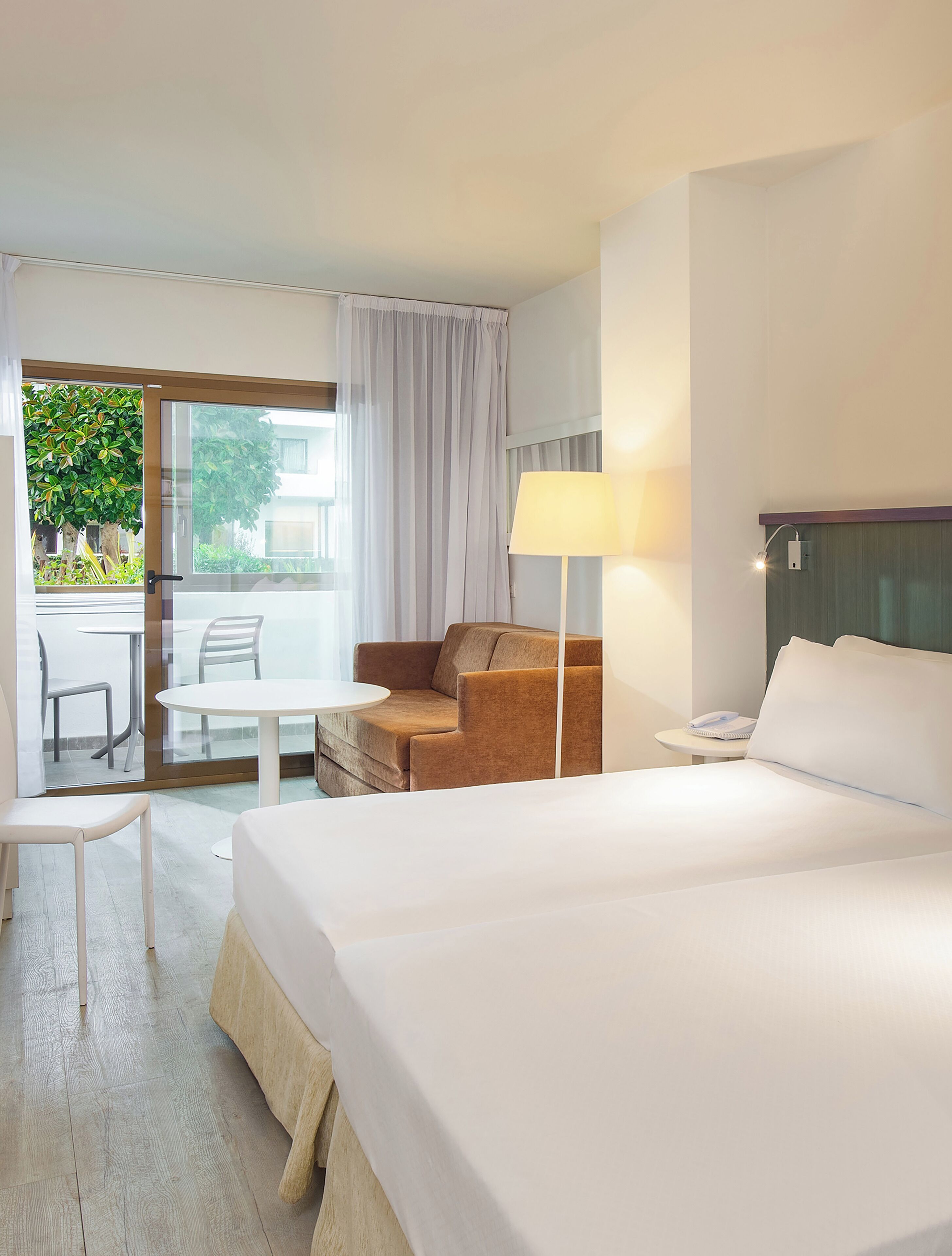 junior suite, ground floor | 1 bedroom, minibar, in-room safe, desk