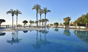A clear pool with reflections of palm trees and a clear sky. - Ocean House Costa del Sol by Grupotel (Torremolinos)