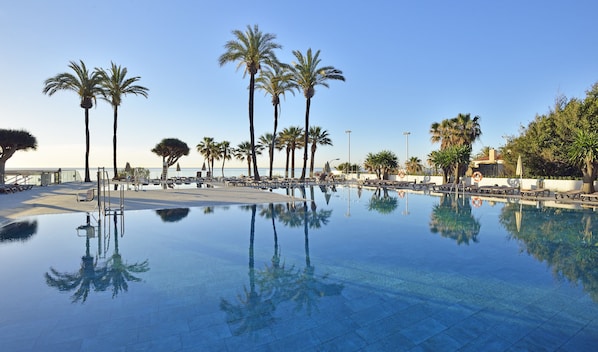 Piscine intérieure, 4 piscines extérieures