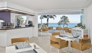 2 Bars/Lounges, 2 Poolbars