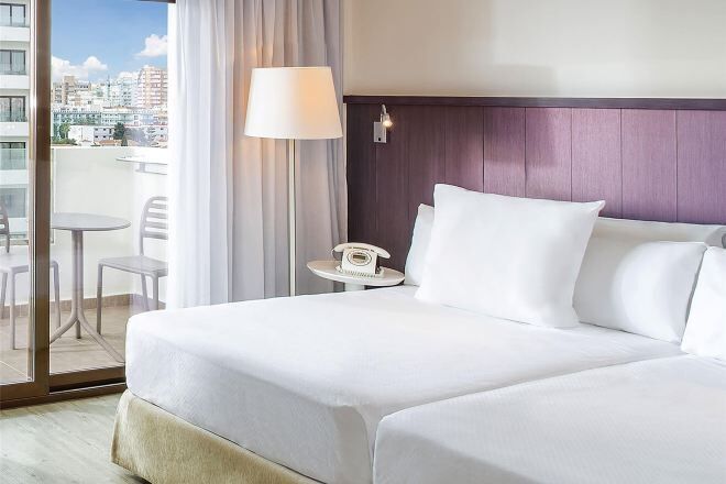 Minibar, coffres-forts dans les chambres, bureau, Wi-Fi gratuit