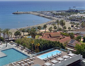A resort with a pool, beach, and ocean view. - Ocean House Costa del Sol by Grupotel (Torremolinos)