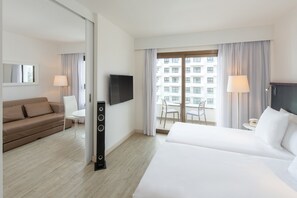 Een minibar, een kluis op de kamer, een bureau, gratis wifi