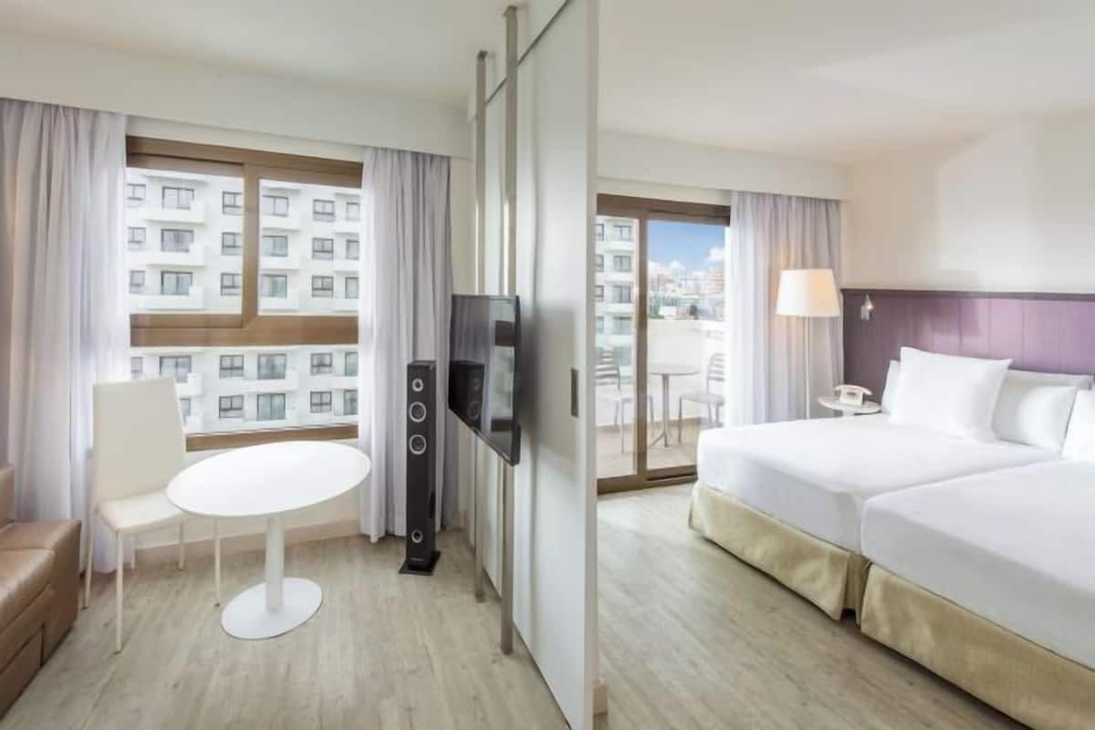 Minibar, két bảo mật tại phòng, bàn