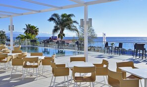 Bar au bord de la piscine